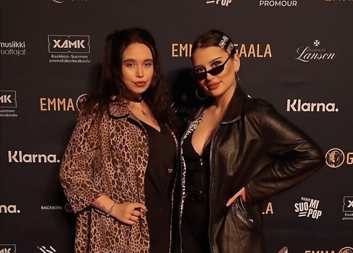 Janika Hanhinen ja Amanda Derakhshan Painovirheestä Painovirheen Janika Hanhinen ja Amanda Derakhshan Emma-gaalassa