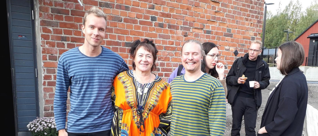 Kuvassa Miro Ruismäki Humakin lukuvuoden avajaisissa syyskuussa 2018 yhdessä opettajansa Maarit Honkonen-Seppälän ja opiskelijakaverinsa Aapo Lahdenkaupin kanssa.