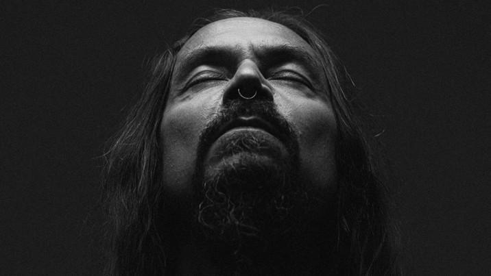 Tomi Joutsen Amorphis-yhtyeestä, mustavalkoinen promokuva jossa silmät kiinni. Rajattu isommasta kuvasta.