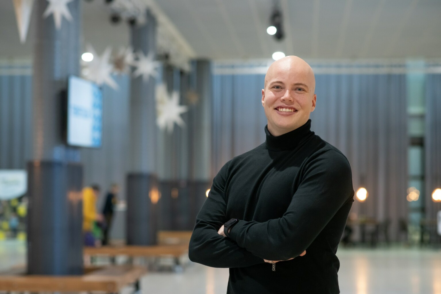 Tämän vuoden Diilissä kilpaileva Elias Mäkinen esitelmöi sosiaalisen median ja erityisesti TikTokin käytöstä työvälineenä ja kohtaamisväylänä. Elias kädet puuskassa hymyilee kameralle.