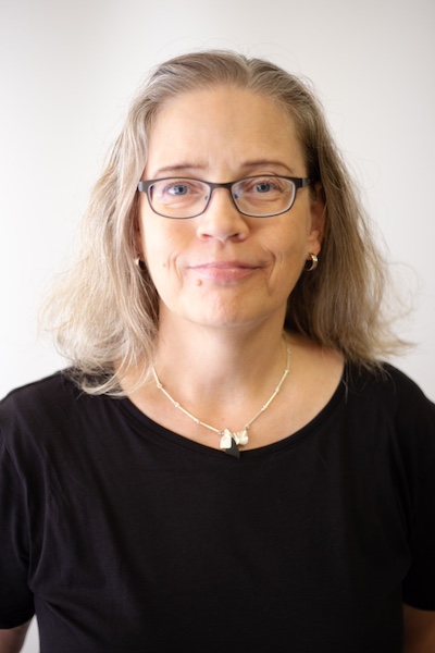 Kuvassa artikkelin kirjoittaja Merja Kylmäkoski (yliopettaja, FT, Humanistinen ammattikorkeakoulu)