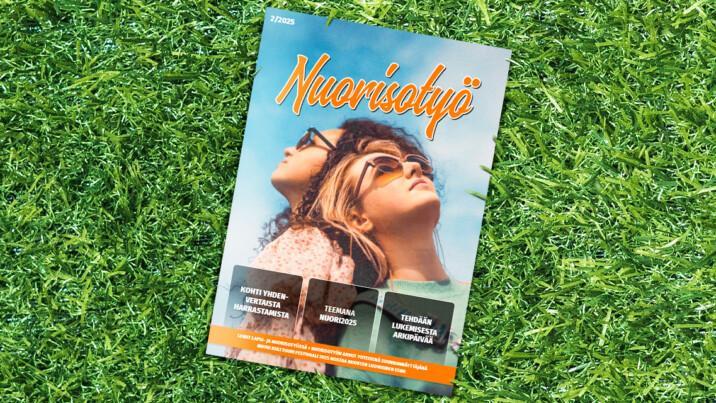 Nuorisotyö-lehti 2/2025 aseteltuna nurmen päälle.