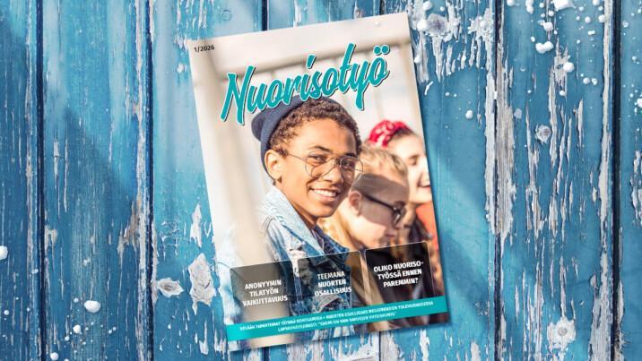 Nuorisotyö-lehti 1/2026 asetettuna siniseksi maalatun puisen taustan päälle.