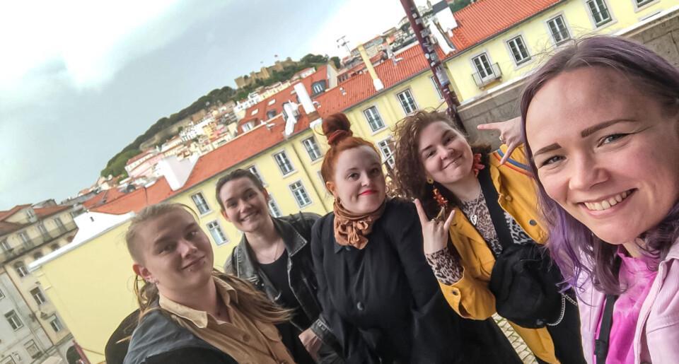 Viisi hankkeen osallistujaa yhteiskuvassa Lissabonissa. Taustalla näkyy vaaleita rakennuksia punaisine kattotiilineen sekä kaupungin mäkinen maisema.