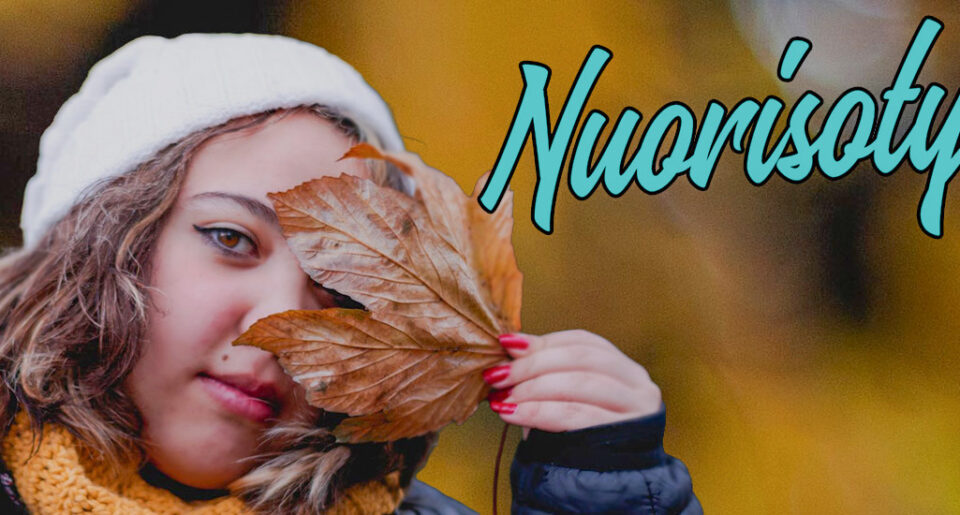 Nuori henkilö pitää kuivaa vaahteranlehteä kasvonsa edessä syksyisessä taustassa. Kuvassa on turkoosilla kaunokirjoitusfontilla teksti "Nuorisotyö". Kuva: Franco David / Pexels