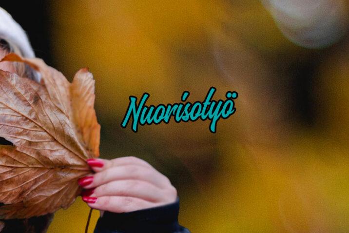 Nuori henkilö pitää kuivaa vaahteranlehteä kasvonsa edessä syksyisessä taustassa. Kuvassa on turkoosilla kaunokirjoitusfontilla teksti "Nuorisotyö".